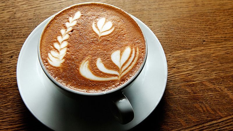 Taza de café con arte latte como ejemplo de cómo diferenciar un producto común
